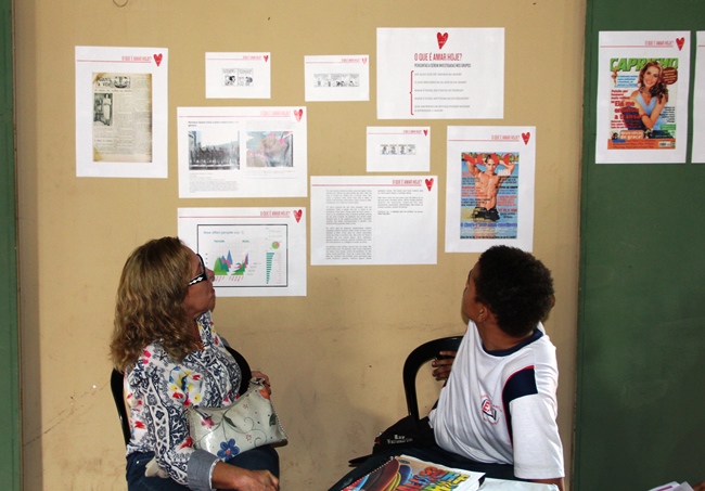 Material de orientação inclui cartazes que ajudam a nortear as discussões. Foto: Franciele Xavier (SEE/MG)